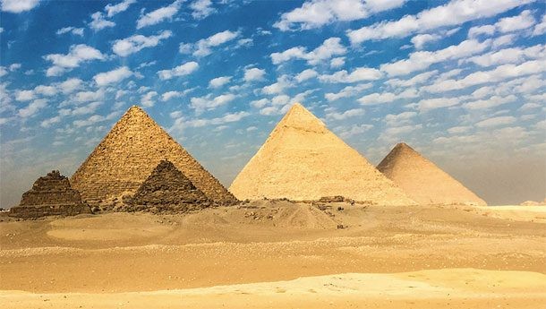 Kim Tự tháp Giza ở Ai Cập là một trong những  địa điểm nổi tiếng thế giới đang đứng trước nguy cơ bị mai một bởi các du khách tới đây. Họ để lại hàng loạt các túi rác ở quanh khu di tích cộng với việc tự ý leo trèo lên kim tự tháp mà không được sự cho phép của ban quản lý. Ảnh BI